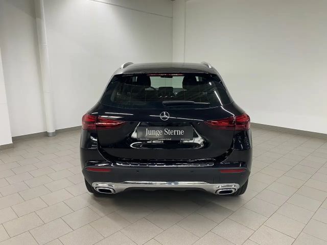 Mercedes-Benz GLA 180 LED+AHK+KAMERA+EASY-PACK+SITZHZG+NAVI