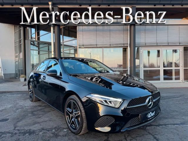 Mercedes-Benz A 180 Pano+Ambiente+MBUX+Keyless+Leder+AMG18`
