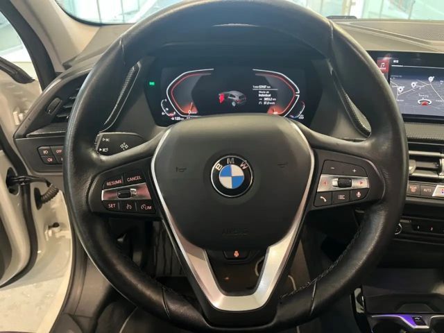 BMW 118 118i 5-deurs Sedan Sport Line