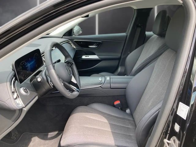 Mercedes-Benz E 200 AVANTGARDE Sedan