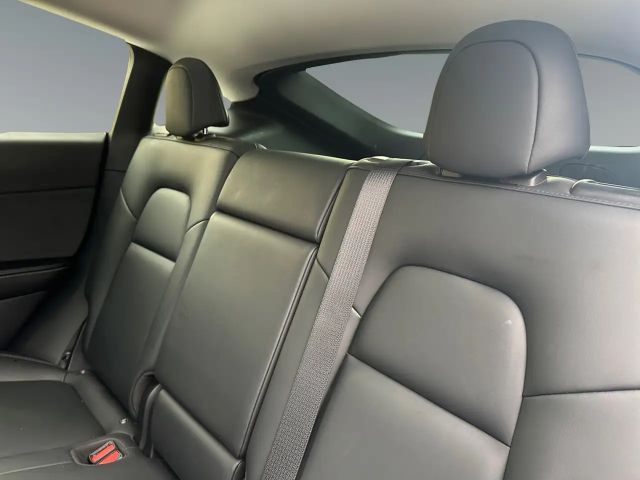 Tesla Model Y 62kWh Base        8-fach bereift!