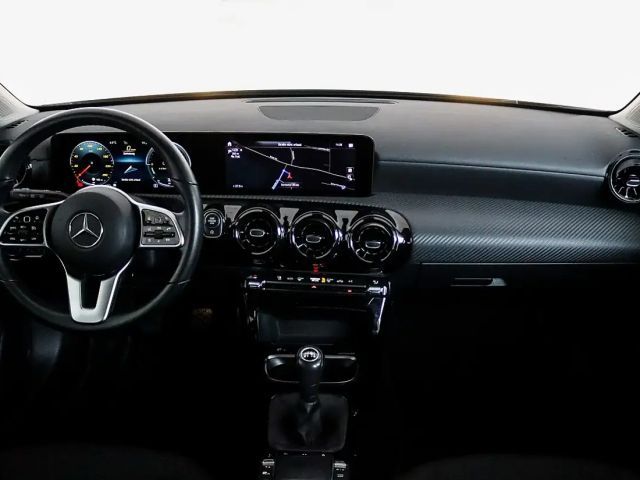 Mercedes-Benz A 180 / NAVI / RÜCKFAHRKAMERA / SITZHEIZUNG