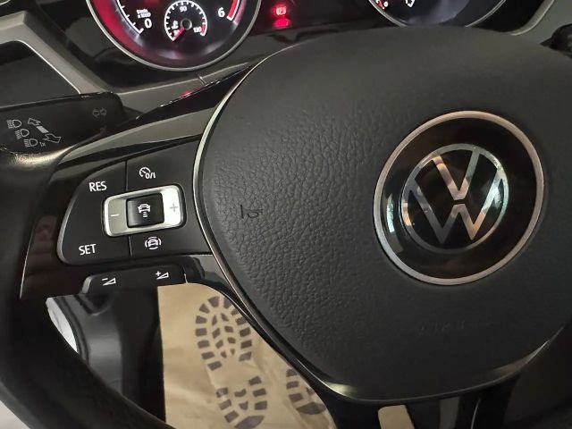 Volkswagen Touran 2,0 TDI *NAVI*ACC*AHK*PANO*PDC vo/hi*Elektr. He...