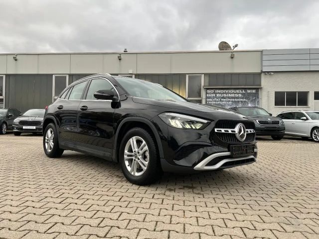 Mercedes-Benz GLA 180 *LED Navi Kamera Sitzh. DAB Leder*