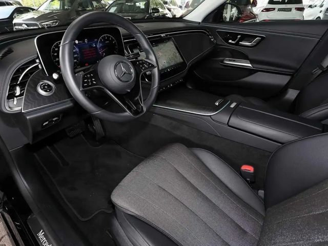 Mercedes-Benz E 200 Sedan