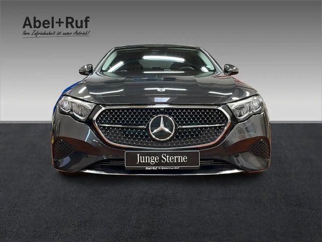 Mercedes-Benz E 200 AVANTGARDE Sedan