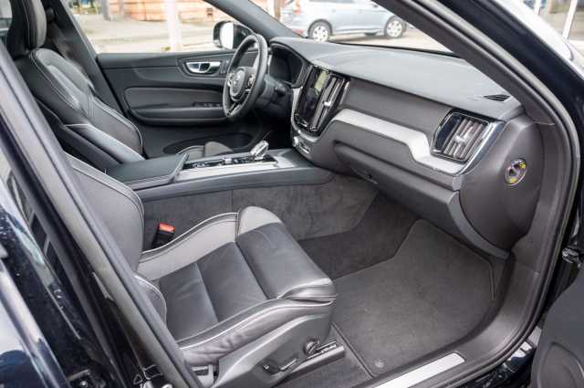 Volvo XC60 AWD Dark Plus