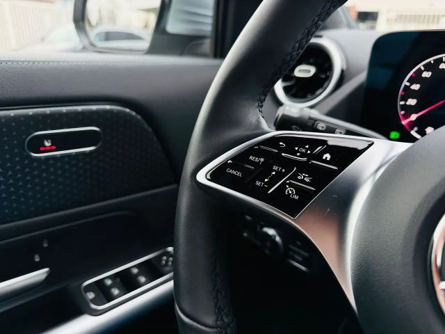 Mercedes-Benz GLA 200 Progressive Sedan