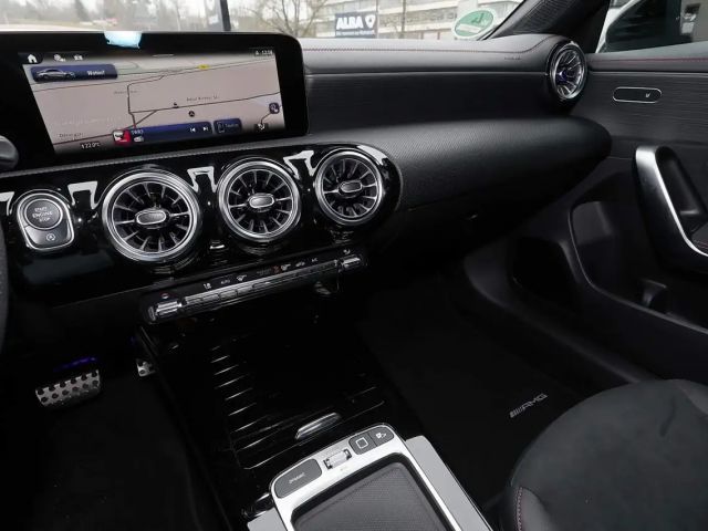 Mercedes-Benz CLA 200 AMG Line Coupé