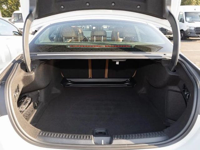 Mercedes-Benz E 200 Sedan