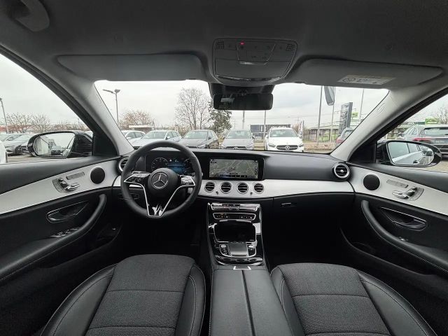 Mercedes-Benz E 200 AVANTGARDE Sedan