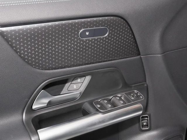 Mercedes-Benz GLA 180 W-Paket ParkAss. LED SpurH el.Heck LM