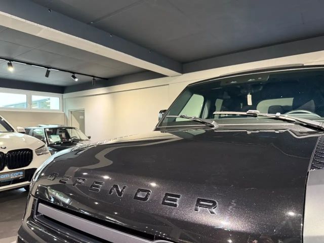 Land Rover Defender 110 Black Pack