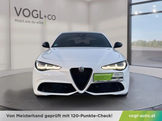Alfa Romeo Giulia AT8 Q4