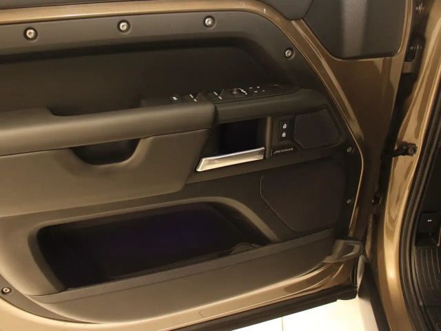 Land Rover Defender D300 Dynamic HSE