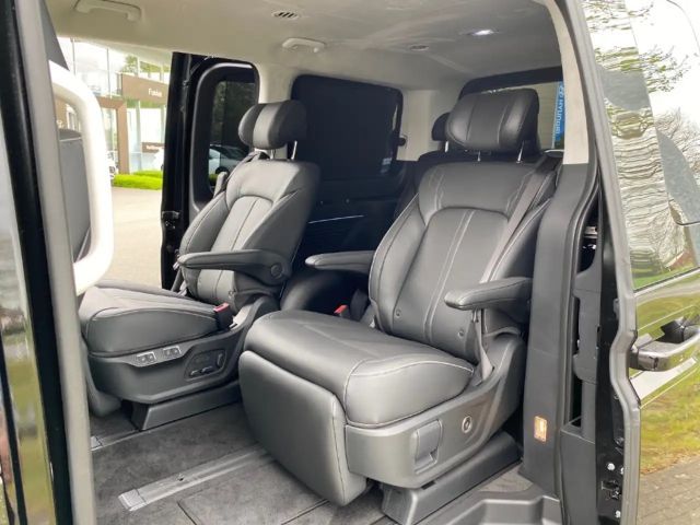 Hyundai Staria Signature