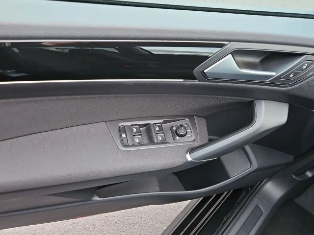 Volkswagen Touran 1.5 TSI DSG IQ.Drive R-Line