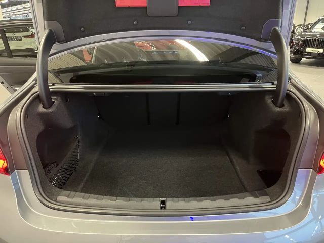 BMW 330 330d M-Sport Sedan