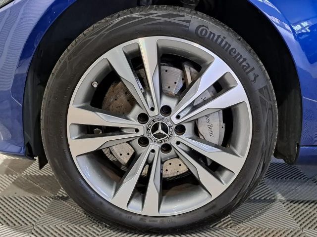 Mercedes-Benz C 300 C 300 e Sedan