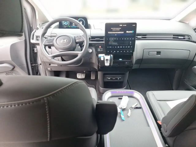 Hyundai Staria Signature