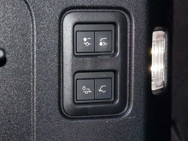 Land Rover Defender 110 D250 Dynamic SE