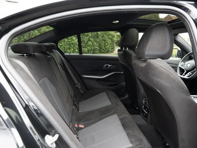 BMW 320 320i M-Sport Sedan xDrive