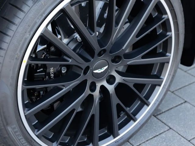 Aston Martin DBX 707