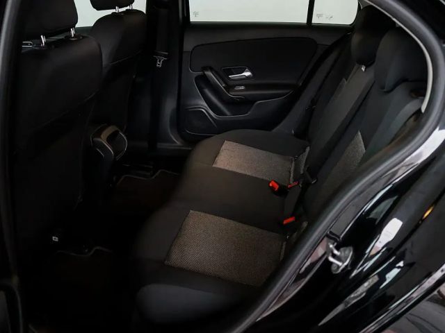 Mercedes-Benz A 180 / NAVI / RÜCKFAHRKAMERA / SITZHEIZUNG