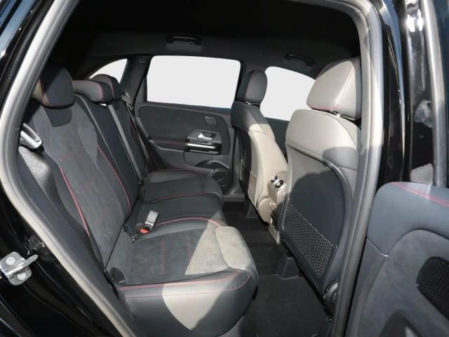 Mercedes-Benz B 180 AMG Line Sedan