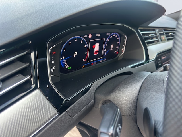 Volkswagen Passat Elegance R-Line