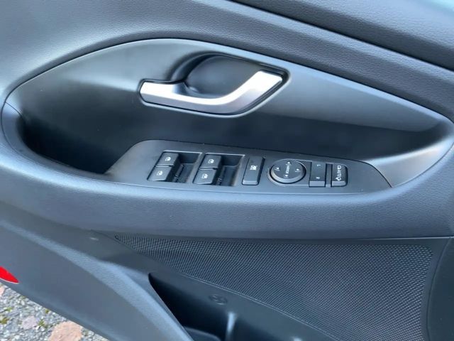 Hyundai i30 1.5 Selected Kombi mit wenig KM*Top gepflegt