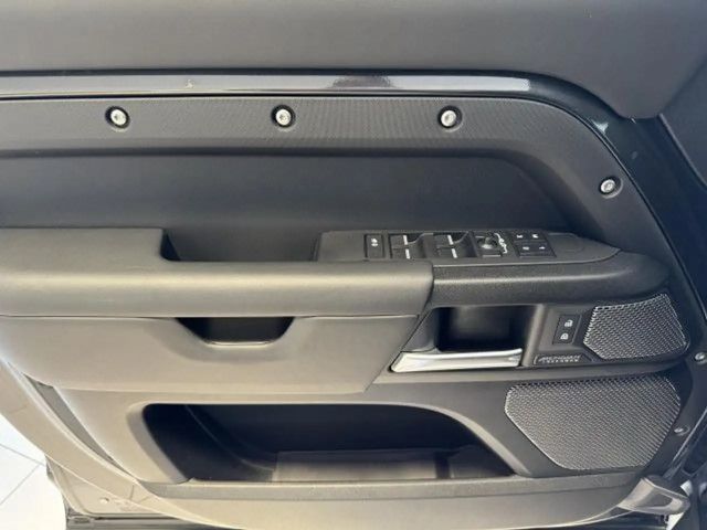 Land Rover Defender 110 Black Pack