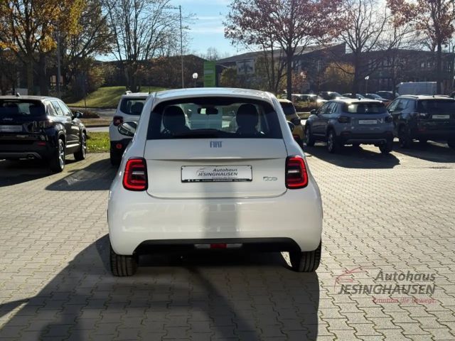 Fiat 500e +Klimaaut.+Tempomat+Spurhalte.+Schildererkennung