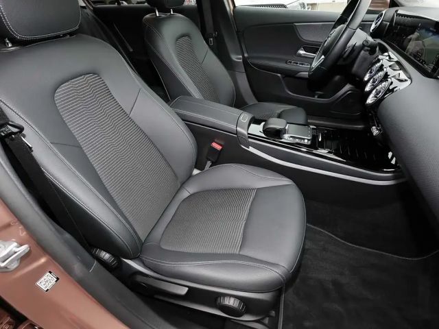 Mercedes-Benz A 180 DISTR++HEADUP+KAMERA+MBUX+CARPLAY+LED+17"