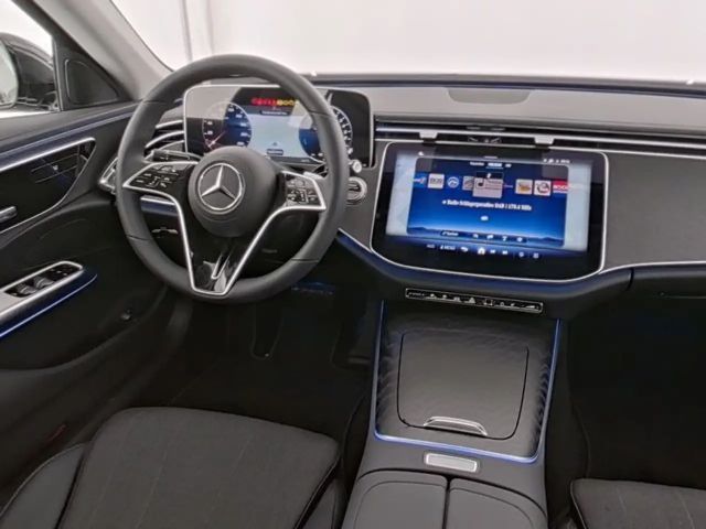 Mercedes-Benz E 300 E 300 e Sedan