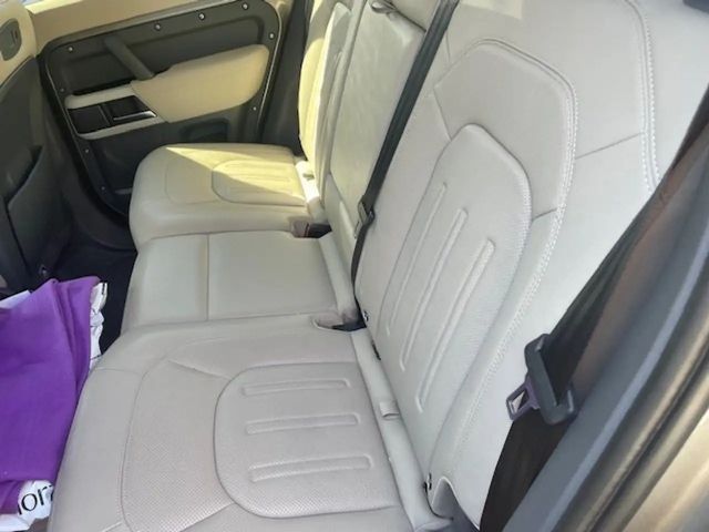 Land Rover Defender 110 D250