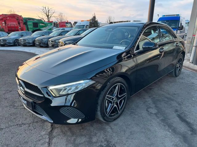 Mercedes-Benz A 180 Pano+Ambiente+MBUX+Keyless+Leder+AMG18`