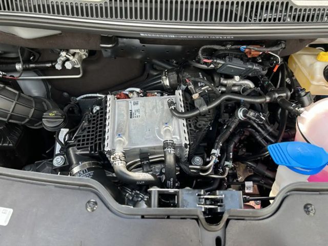 Volkswagen Transporter 6.1 Kombi Motor: 2,0 l TDI SCR 110 kW Getriebe: 6-Gang-Sch