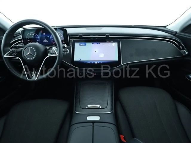 Mercedes-Benz E 200 Sedan