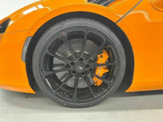McLaren Artura Spider