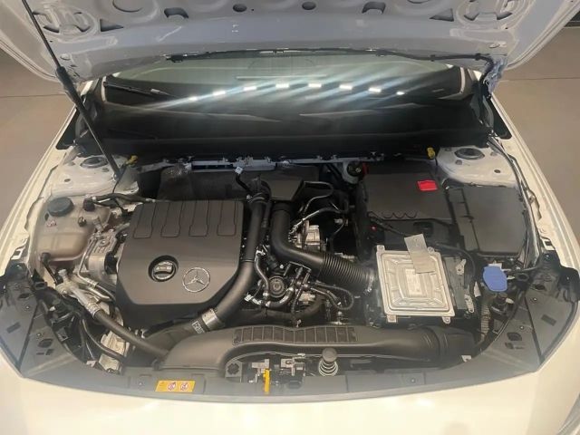 Mercedes-Benz A 200 AMBUX+CARPLAY+LED+SHZ+PDC