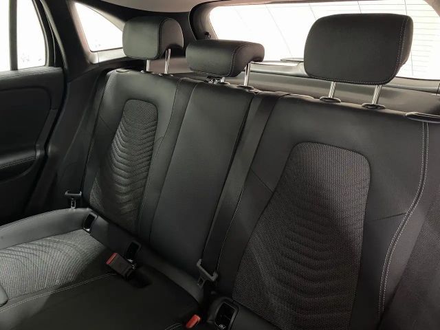 Mercedes-Benz GLA 180 LED+AHK+KAMERA+EASY-PACK+SITZHZG+NAVI