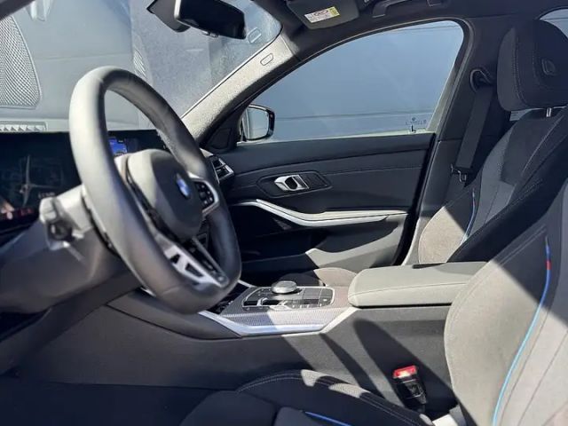 BMW 318 318i M-Sport Sedan