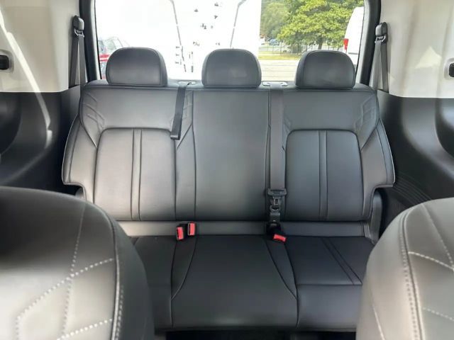 Hyundai Staria Signature