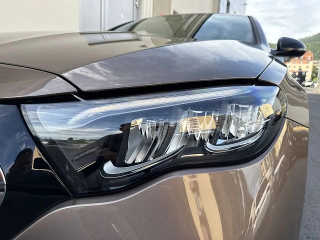 Mercedes-Benz E 200 4MATIC Sedan