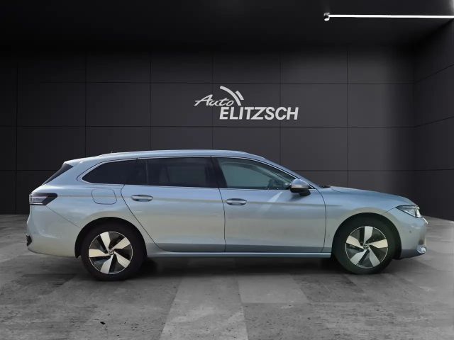 Volkswagen Passat VOLL MatrixLED Standhzg AHK Pano Leder HUD ACC ...