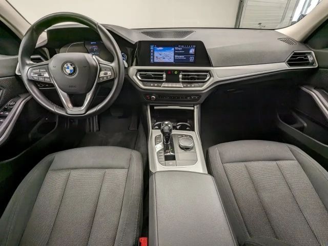 BMW 330 330e Sedan