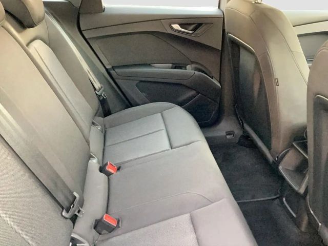 Audi Q4 e-tron 55 kWh LED SHZ PDC hinten Bluetooth