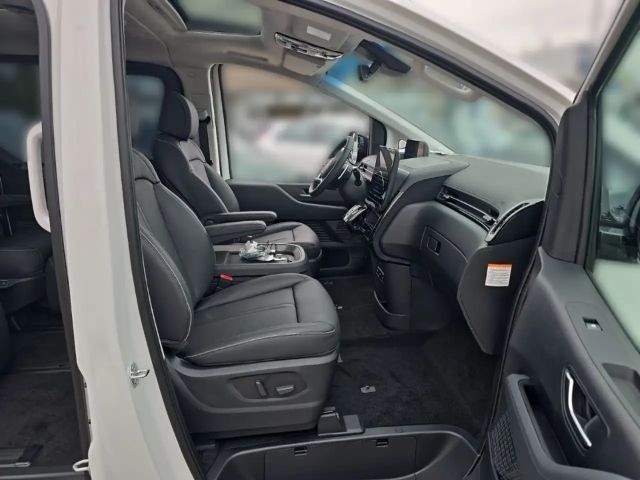 Hyundai Staria Signature