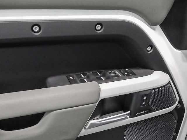 Land Rover Defender 110 Dynamic SE